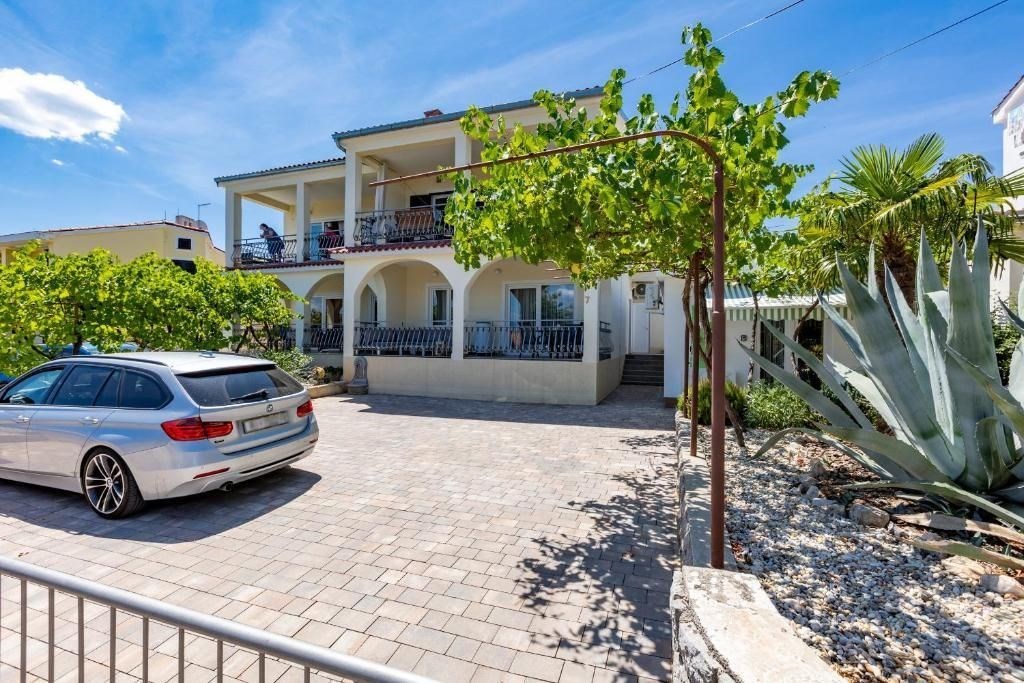 na-prodej-velmi-prostorny-mezonetovy-apartman-s-krasnymi-vyhledy-na-more-malinska-ostrov-krk-chorvatsko