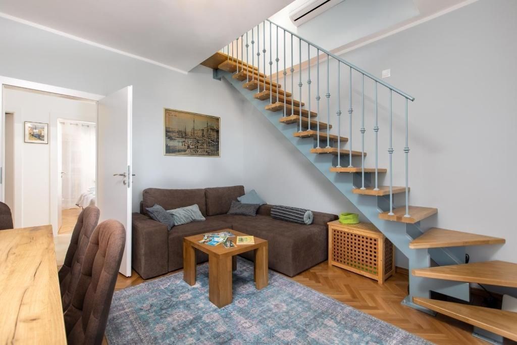 na-prodej-velmi-prostorny-mezonetovy-apartman-s-krasnymi-vyhledy-na-more-malinska-ostrov-krk-chorvatsko