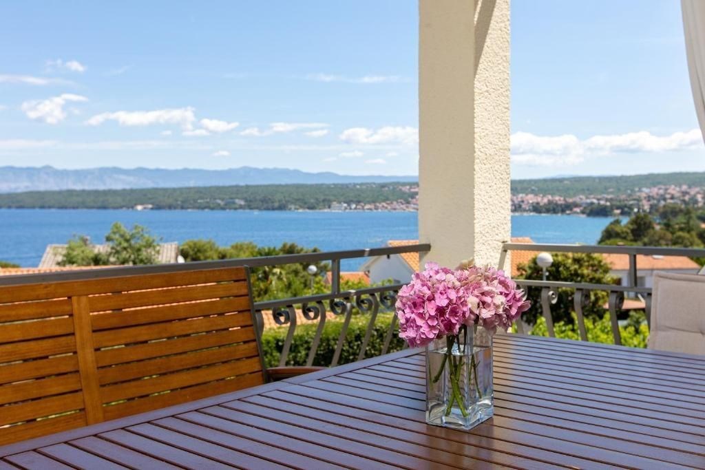 na-prodej-velmi-prostorny-mezonetovy-apartman-s-krasnymi-vyhledy-na-more-malinska-ostrov-krk-chorvatsko