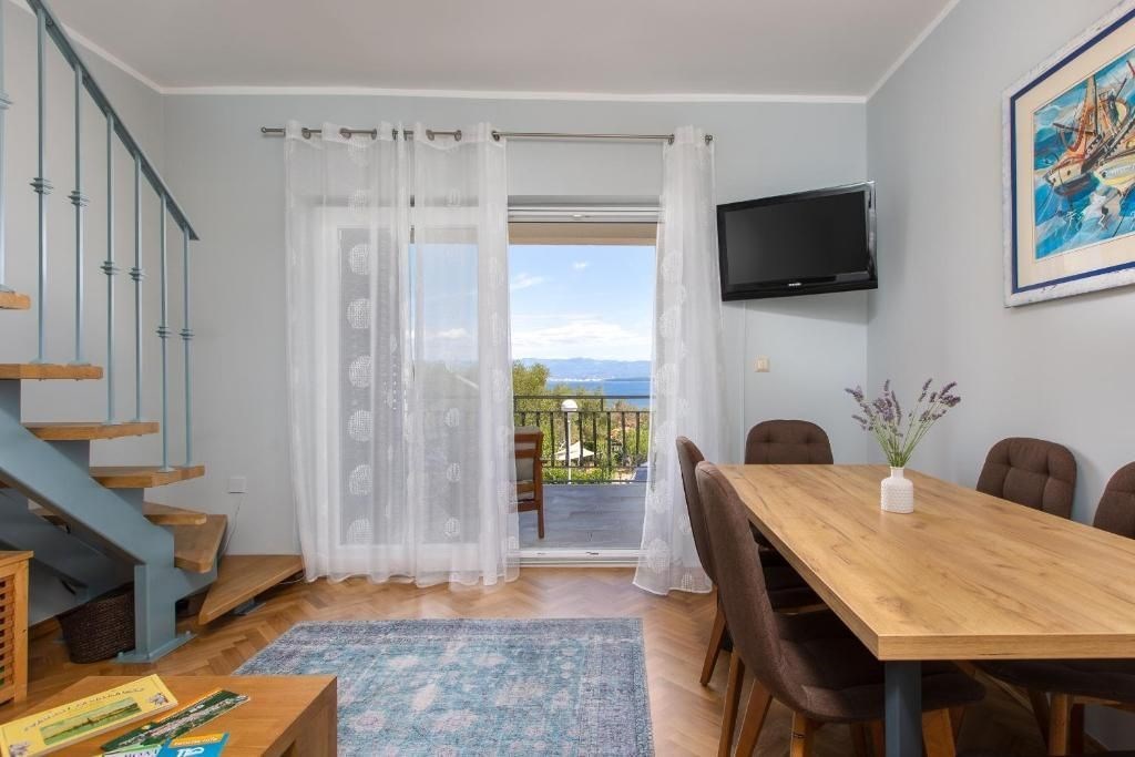 na-prodej-velmi-prostorny-mezonetovy-apartman-s-krasnymi-vyhledy-na-more-malinska-ostrov-krk-chorvatsko