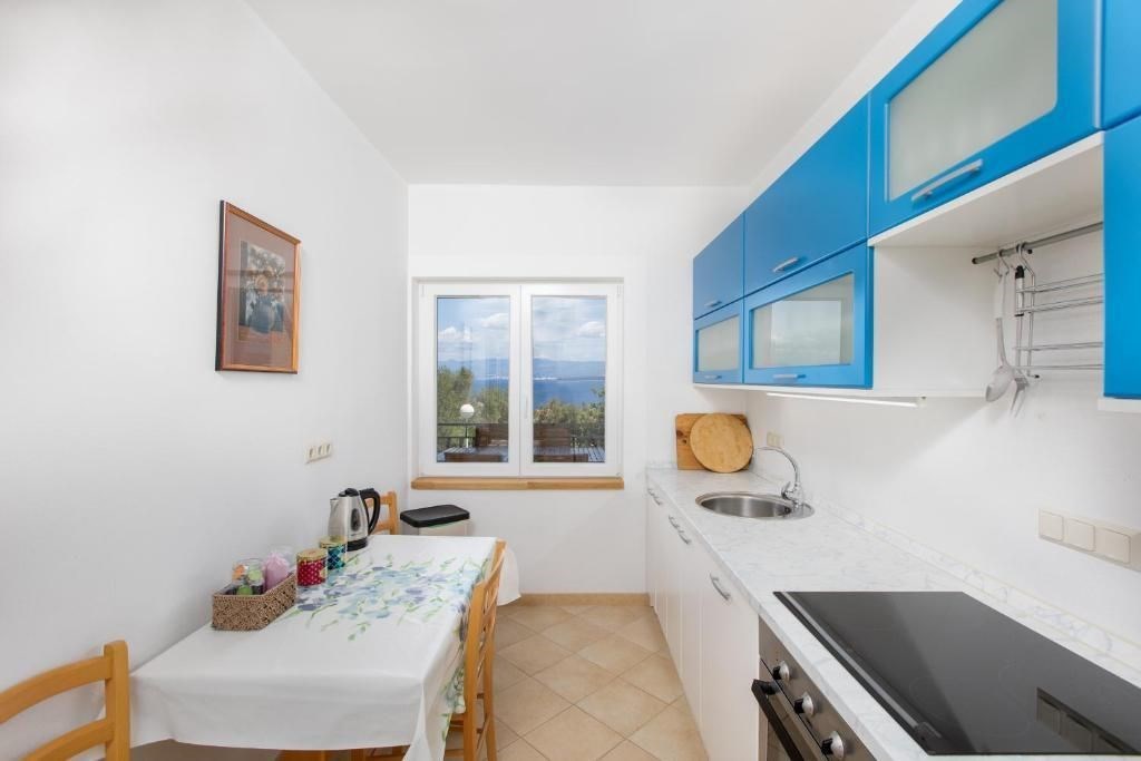 na-prodej-velmi-prostorny-mezonetovy-apartman-s-krasnymi-vyhledy-na-more-malinska-ostrov-krk-chorvatsko