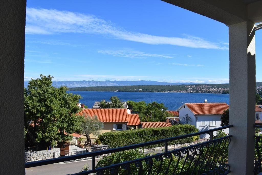 na-prodej-velmi-prostorny-mezonetovy-apartman-s-krasnymi-vyhledy-na-more-malinska-ostrov-krk-chorvatsko