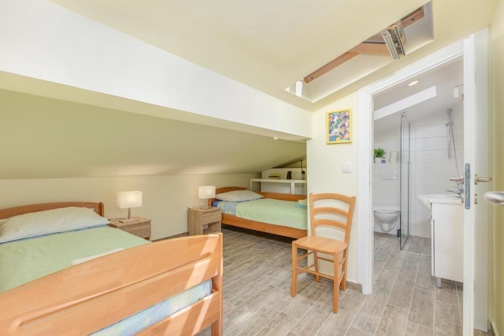 na-prodej-velmi-prostorny-mezonetovy-apartman-s-krasnymi-vyhledy-na-more-malinska-ostrov-krk-chorvatsko