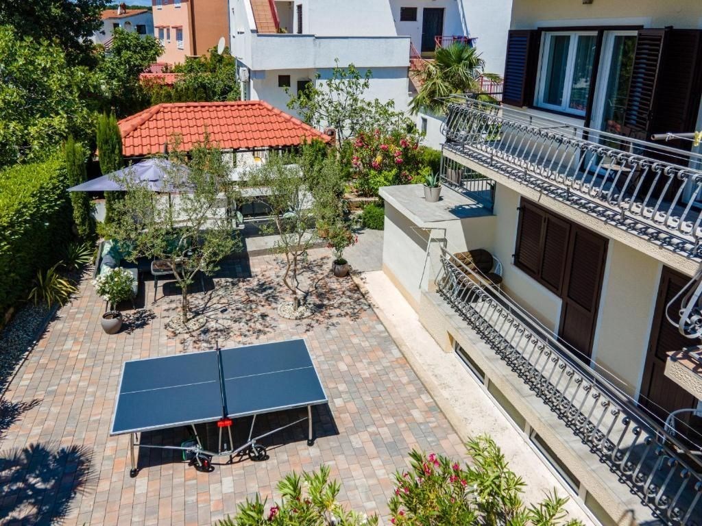 na-prodej-velmi-prostorny-mezonetovy-apartman-s-krasnymi-vyhledy-na-more-malinska-ostrov-krk-chorvatsko