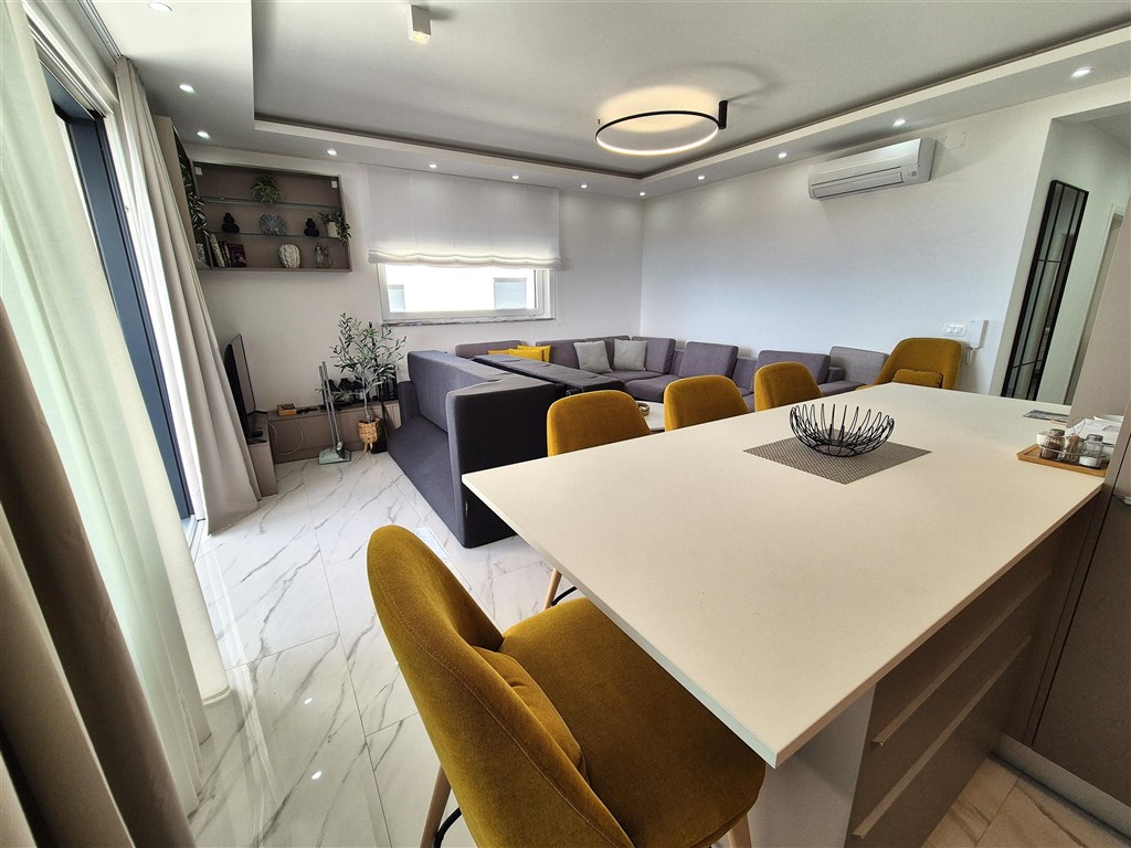 na-prodej-prostorny-apartman-se-dvema-loznicemi-a-krasnym-vyhledem-na-more-malinska-ostrov-krk-chorvatsko