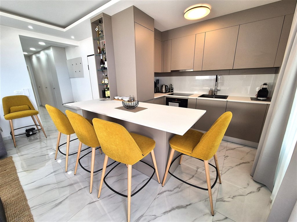 na-prodej-prostorny-apartman-se-dvema-loznicemi-a-krasnym-vyhledem-na-more-malinska-ostrov-krk-chorvatsko