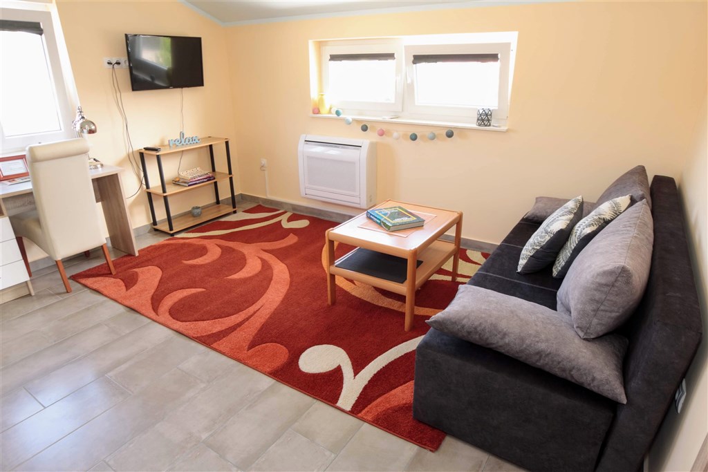 na-prodej-pekny-dum-se-4-apartmany-v-blizkosti-plaze-tisno-chorvatsko