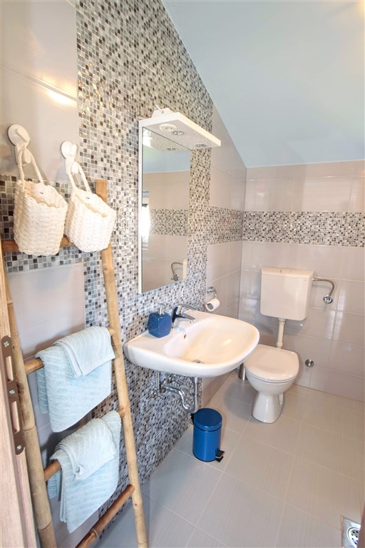 na-prodej-pekny-dum-se-4-apartmany-v-blizkosti-plaze-tisno-chorvatsko