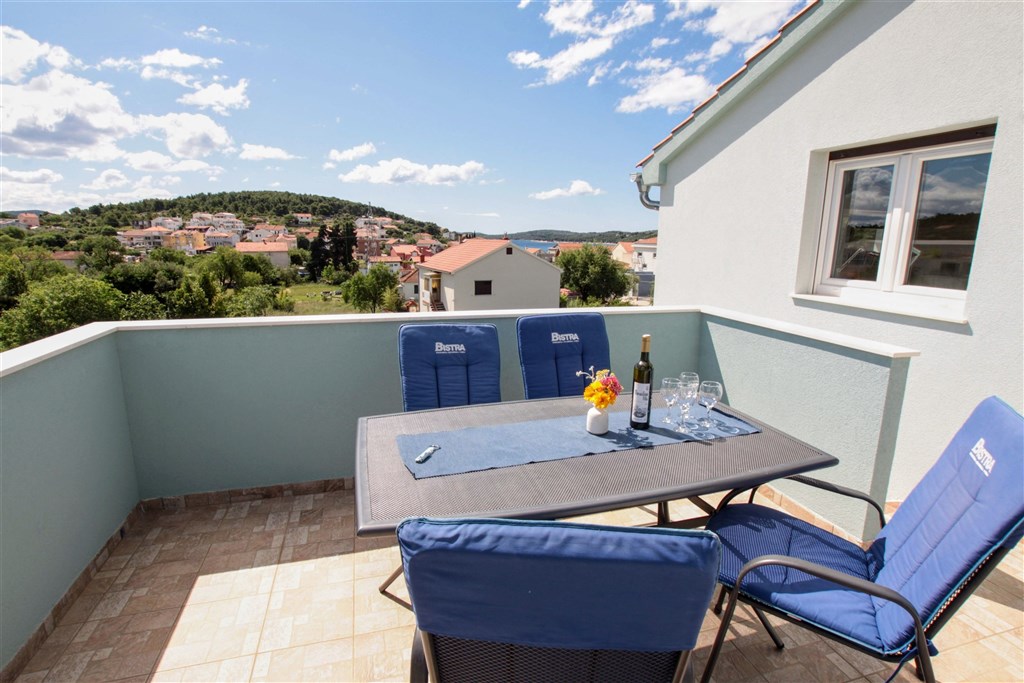 na-prodej-pekny-dum-se-4-apartmany-v-blizkosti-plaze-tisno-chorvatsko