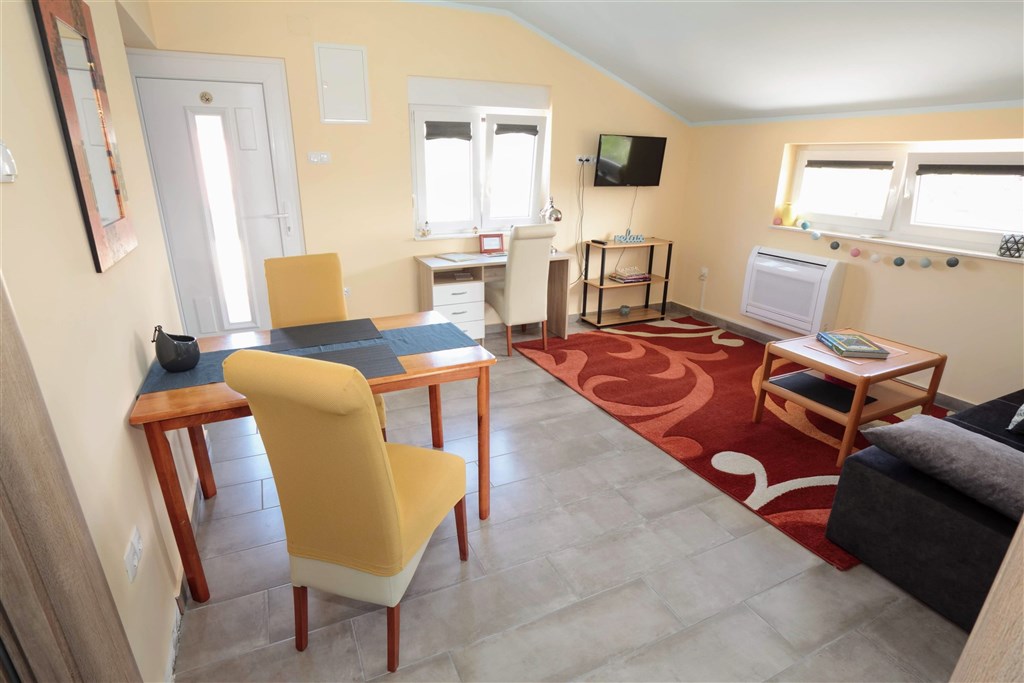 na-prodej-pekny-dum-se-4-apartmany-v-blizkosti-plaze-tisno-chorvatsko