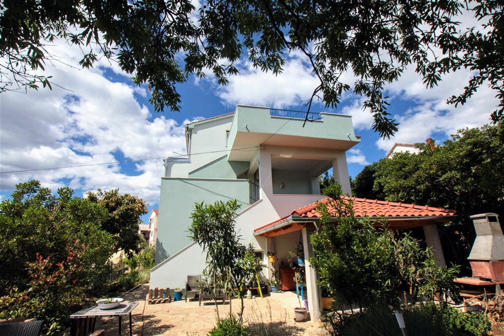 na-prodej-pekny-dum-se-4-apartmany-v-blizkosti-plaze-tisno-chorvatsko