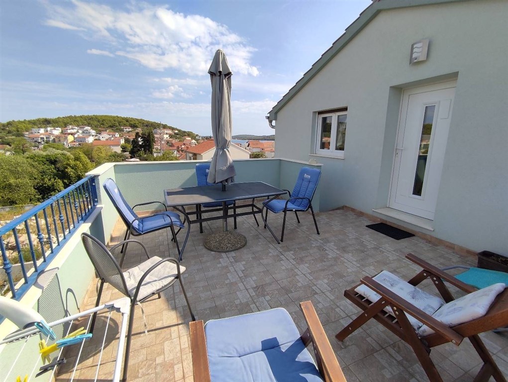 na-prodej-pekny-dum-se-4-apartmany-v-blizkosti-plaze-tisno-chorvatsko