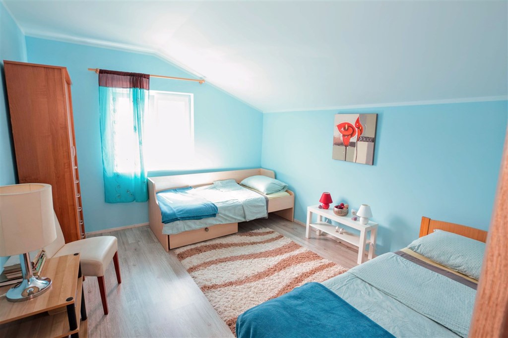 na-prodej-pekny-dum-se-4-apartmany-v-blizkosti-plaze-tisno-chorvatsko