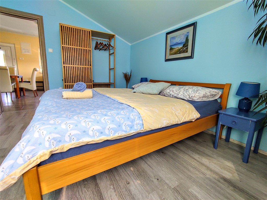 na-prodej-pekny-dum-se-4-apartmany-v-blizkosti-plaze-tisno-chorvatsko