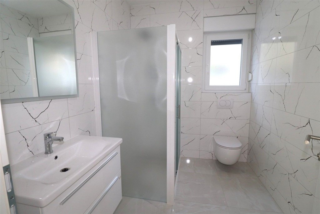 na-prodej-novy-utulny-dum-polovina-dvojdomku-se-4-loznicemi-blizko-more-a-plaze-vodice-chorvatsko