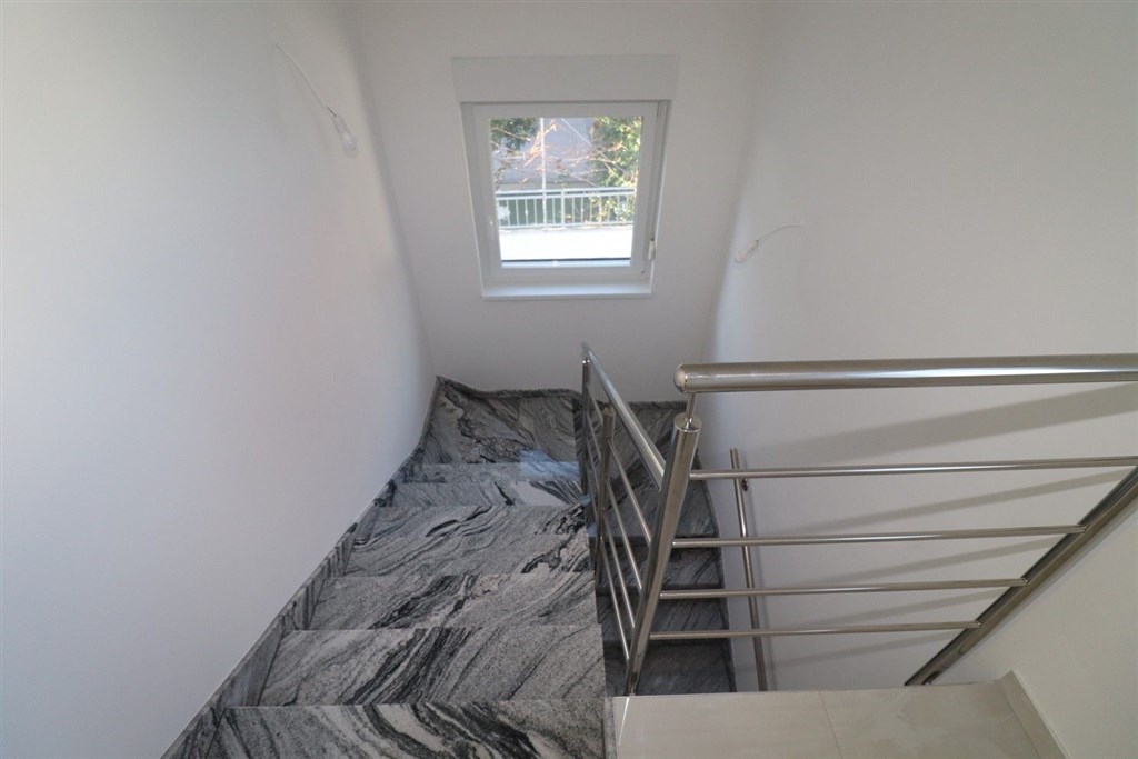 na-prodej-novy-utulny-dum-polovina-dvojdomku-se-4-loznicemi-blizko-more-a-plaze-vodice-chorvatsko