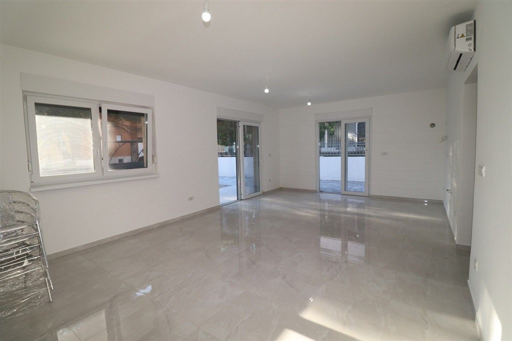 na-prodej-novy-utulny-dum-polovina-dvojdomku-se-4-loznicemi-blizko-more-a-plaze-vodice-chorvatsko