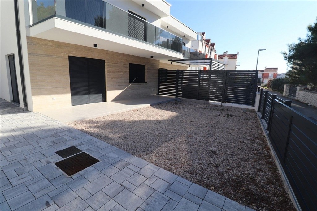 na-prodej-novy-utulny-dum-polovina-dvojdomku-se-4-loznicemi-blizko-more-a-plaze-vodice-chorvatsko