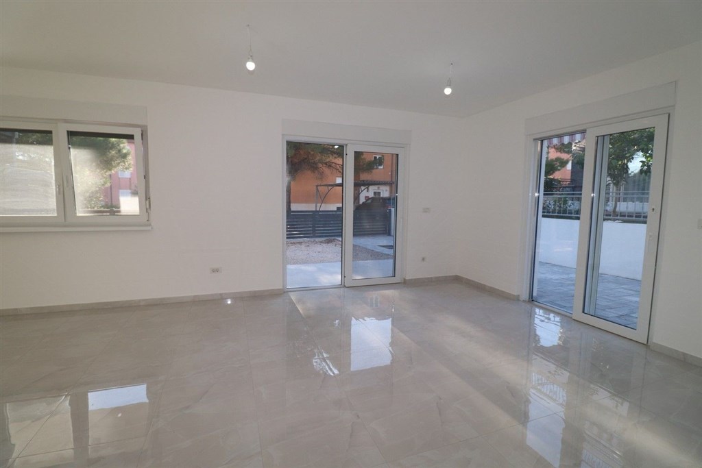 na-prodej-novy-utulny-dum-polovina-dvojdomku-se-4-loznicemi-blizko-more-a-plaze-vodice-chorvatsko