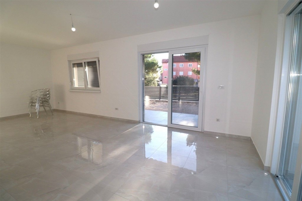 na-prodej-novy-utulny-dum-polovina-dvojdomku-se-4-loznicemi-blizko-more-a-plaze-vodice-chorvatsko