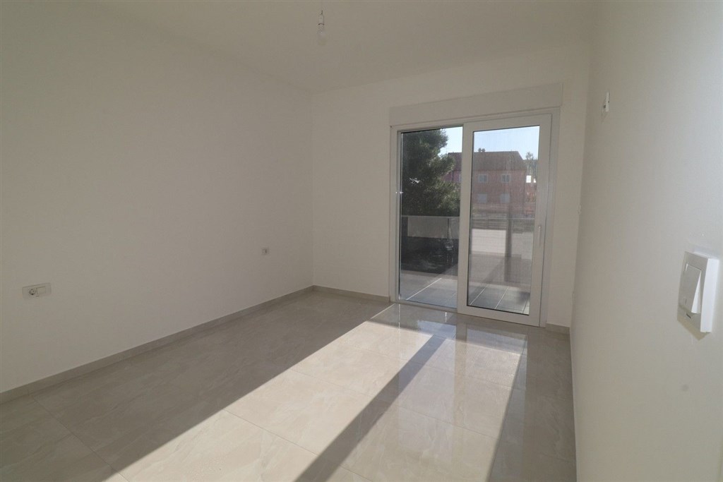 na-prodej-novy-utulny-dum-polovina-dvojdomku-se-4-loznicemi-blizko-more-a-plaze-vodice-chorvatsko