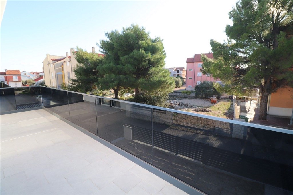 na-prodej-novy-utulny-dum-polovina-dvojdomku-se-4-loznicemi-blizko-more-a-plaze-vodice-chorvatsko