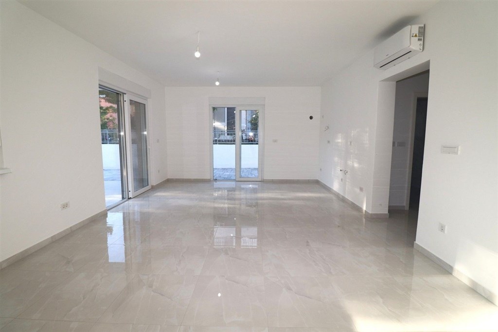 na-prodej-novy-utulny-dum-polovina-dvojdomku-se-4-loznicemi-blizko-more-a-plaze-vodice-chorvatsko