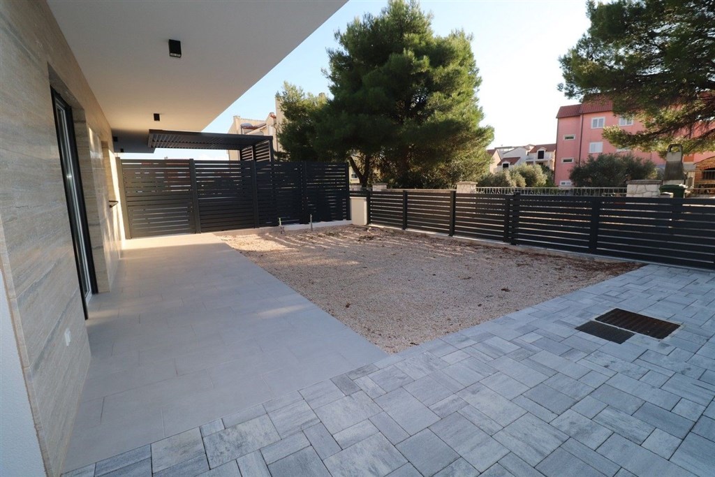 na-prodej-novy-utulny-dum-polovina-dvojdomku-se-4-loznicemi-blizko-more-a-plaze-vodice-chorvatsko