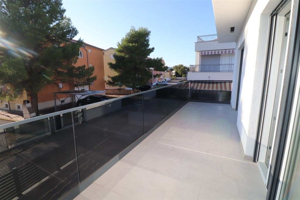 na-prodej-novy-utulny-dum-polovina-dvojdomku-se-4-loznicemi-blizko-more-a-plaze-vodice-chorvatsko