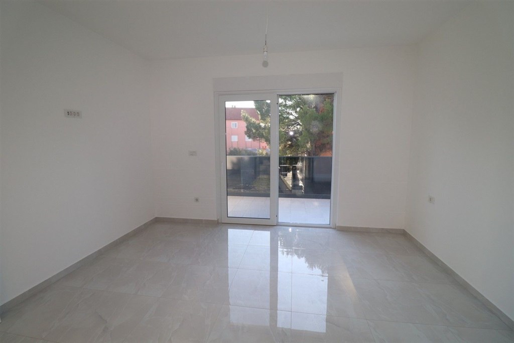 na-prodej-novy-utulny-dum-polovina-dvojdomku-se-4-loznicemi-blizko-more-a-plaze-vodice-chorvatsko