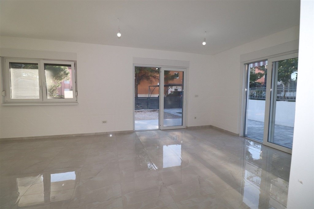 na-prodej-novy-utulny-dum-polovina-dvojdomku-se-4-loznicemi-blizko-more-a-plaze-vodice-chorvatsko