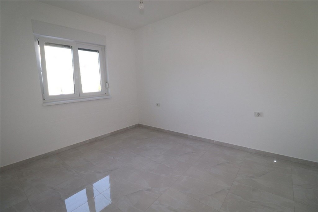 na-prodej-novy-utulny-dum-polovina-dvojdomku-se-4-loznicemi-blizko-more-a-plaze-vodice-chorvatsko