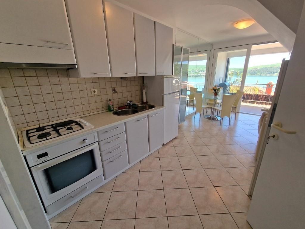 na-prodej-zrenovovany-apartman-s-vyhledem-na-more-krk-chorvatsko