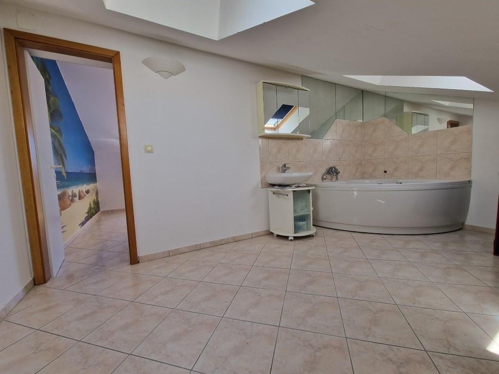 na-prodej-zrenovovany-apartman-s-vyhledem-na-more-krk-chorvatsko