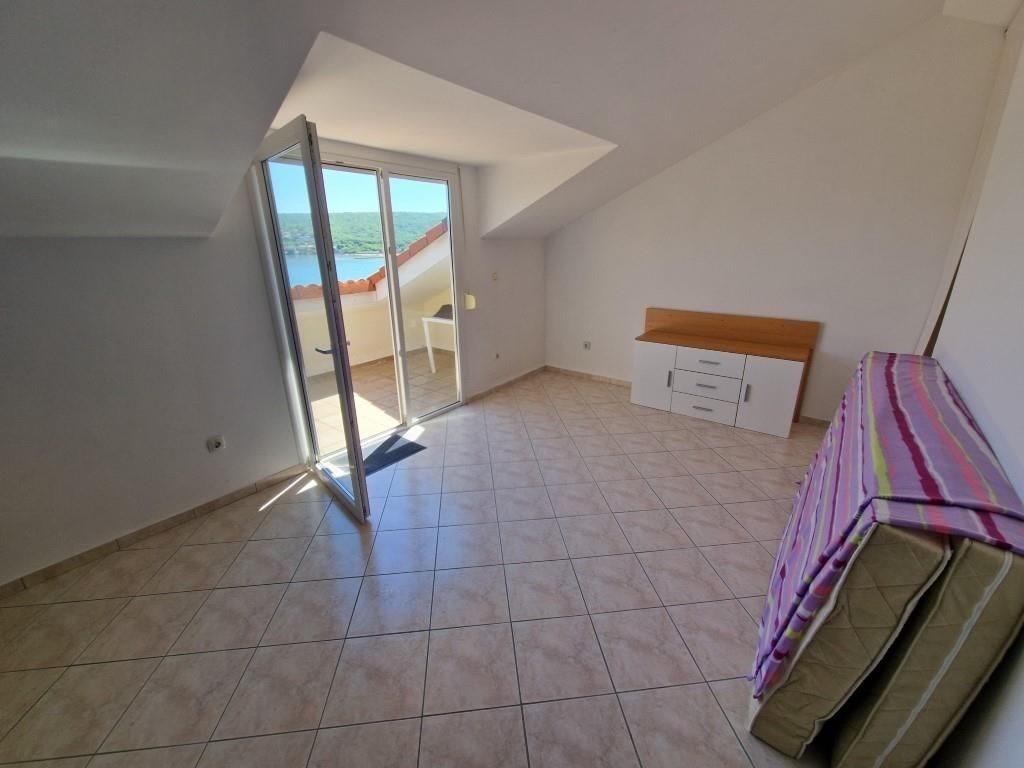 na-prodej-zrenovovany-apartman-s-vyhledem-na-more-krk-chorvatsko