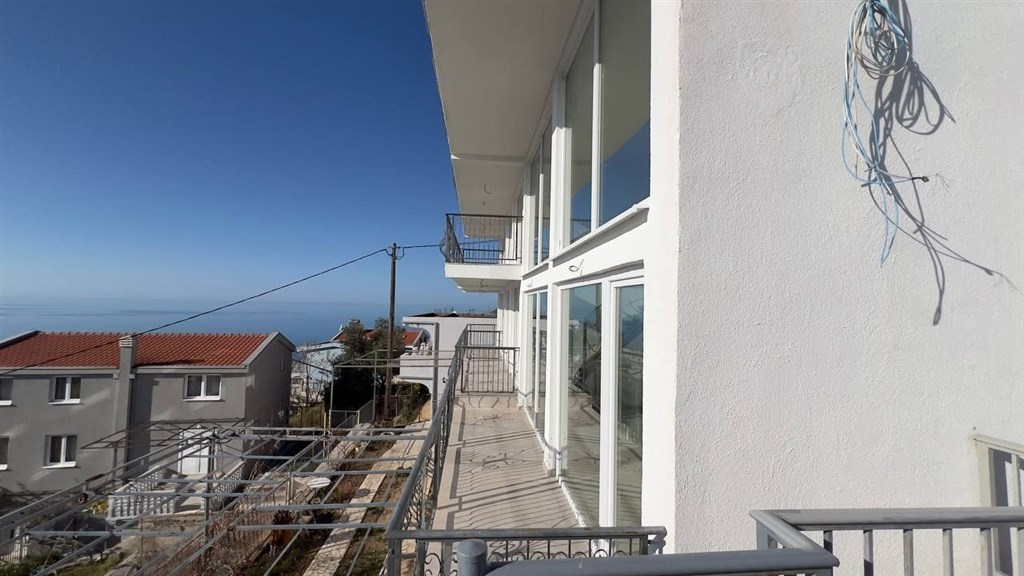 na-prodej-apartmany-s-panoramatrickym-vyhledem-na-more-v-dobre-vode-cerna-hora