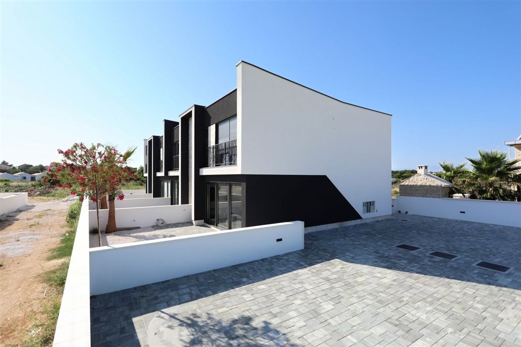 na-prodej-novy-radovy-dum-s-predzahradkou-v-blizkosti-more-privlaka-chorvatsko