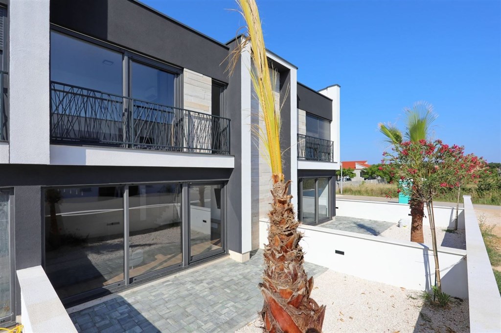 na-prodej-novy-radovy-dum-s-predzahradkou-v-blizkosti-more-privlaka-chorvatsko