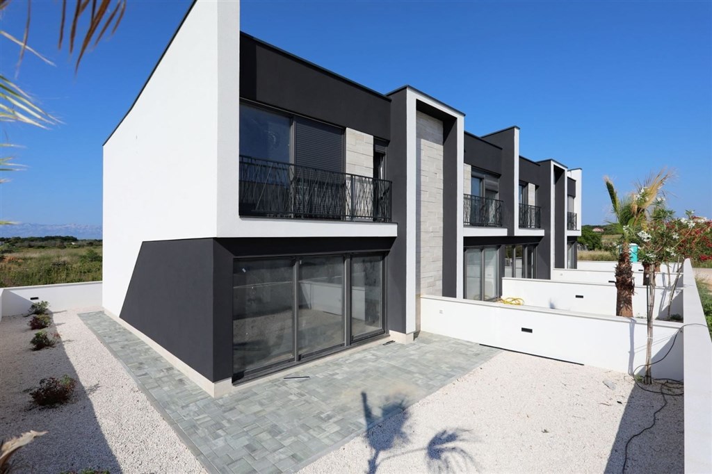 na-prodej-novy-radovy-dum-s-predzahradkou-v-blizkosti-more-privlaka-chorvatsko