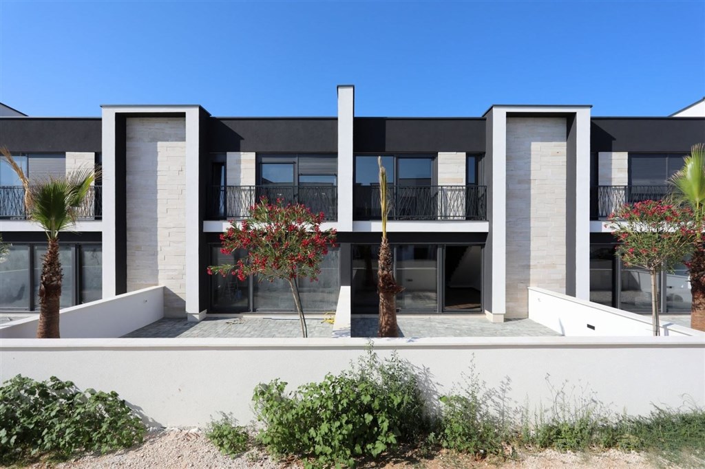 na-prodej-novy-radovy-dum-s-predzahradkou-v-blizkosti-more-privlaka-chorvatsko