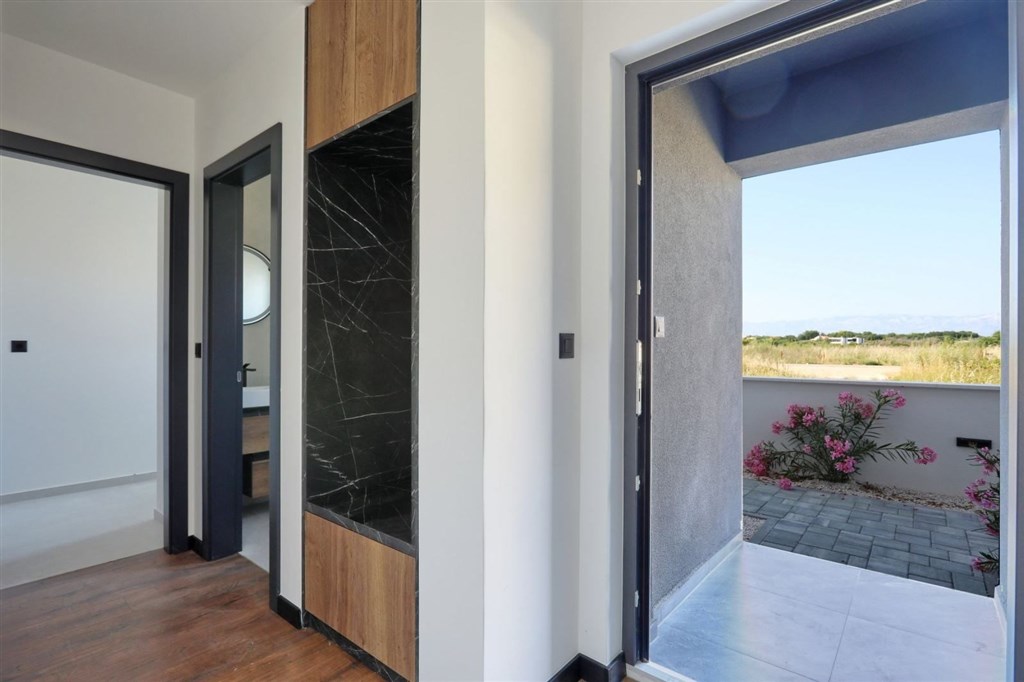 na-prodej-novy-radovy-dum-s-predzahradkou-v-blizkosti-more-privlaka-chorvatsko