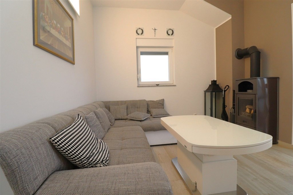 na-prodej-plne-zarizeny-a-prostorny-apartman-se-dvema-loznicemi-velkou-terasou-a-vyhledem-na-more-vodice-chorvatsko