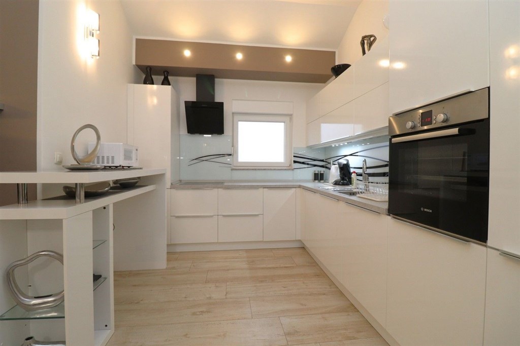 na-prodej-plne-zarizeny-a-prostorny-apartman-se-dvema-loznicemi-velkou-terasou-a-vyhledem-na-more-vodice-chorvatsko