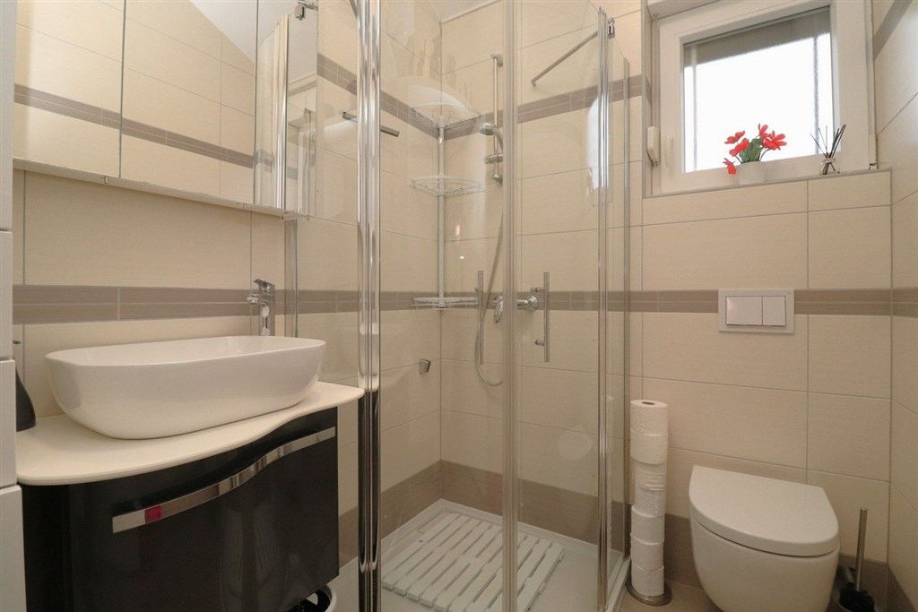 na-prodej-plne-zarizeny-a-prostorny-apartman-se-dvema-loznicemi-velkou-terasou-a-vyhledem-na-more-vodice-chorvatsko