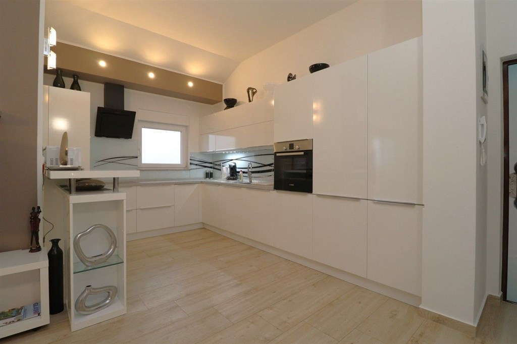 na-prodej-plne-zarizeny-a-prostorny-apartman-se-dvema-loznicemi-velkou-terasou-a-vyhledem-na-more-vodice-chorvatsko