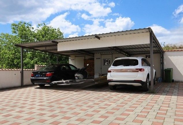 na-prodej-plne-zarizeny-a-prostorny-apartman-se-dvema-loznicemi-velkou-terasou-a-vyhledem-na-more-vodice-chorvatsko