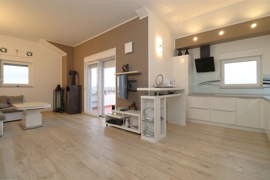 na-prodej-plne-zarizeny-a-prostorny-apartman-se-dvema-loznicemi-velkou-terasou-a-vyhledem-na-more-vodice-chorvatsko