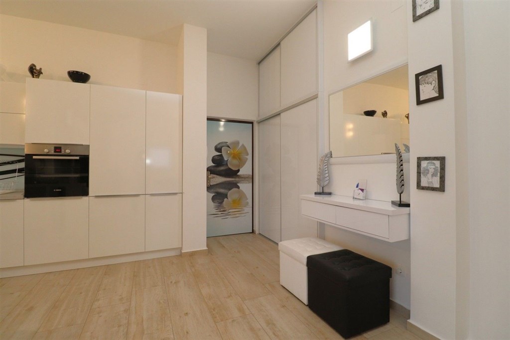 na-prodej-plne-zarizeny-a-prostorny-apartman-se-dvema-loznicemi-velkou-terasou-a-castecnym-vyhledem-na-more-vodice-chorvatsko