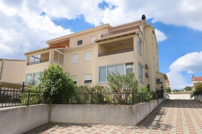 na-prodej-plne-zarizeny-a-prostorny-apartman-se-dvema-loznicemi-velkou-terasou-a-castecnym-vyhledem-na-more-vodice-chorvatsko
