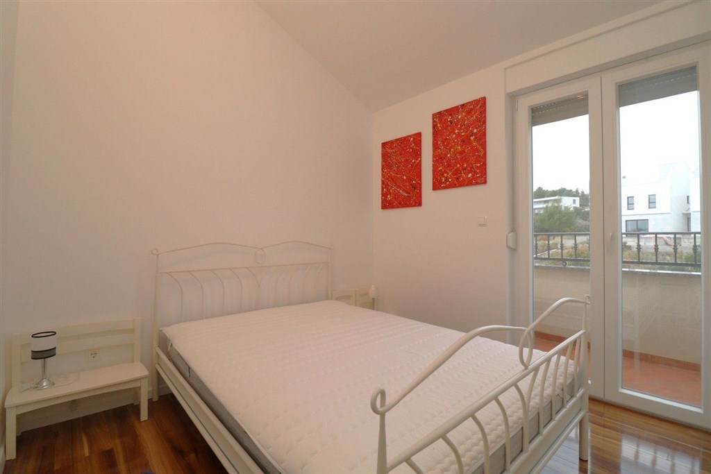 na-prodej-plne-zarizeny-a-prostorny-apartman-se-dvema-loznicemi-velkou-terasou-a-castecnym-vyhledem-na-more-vodice-chorvatsko